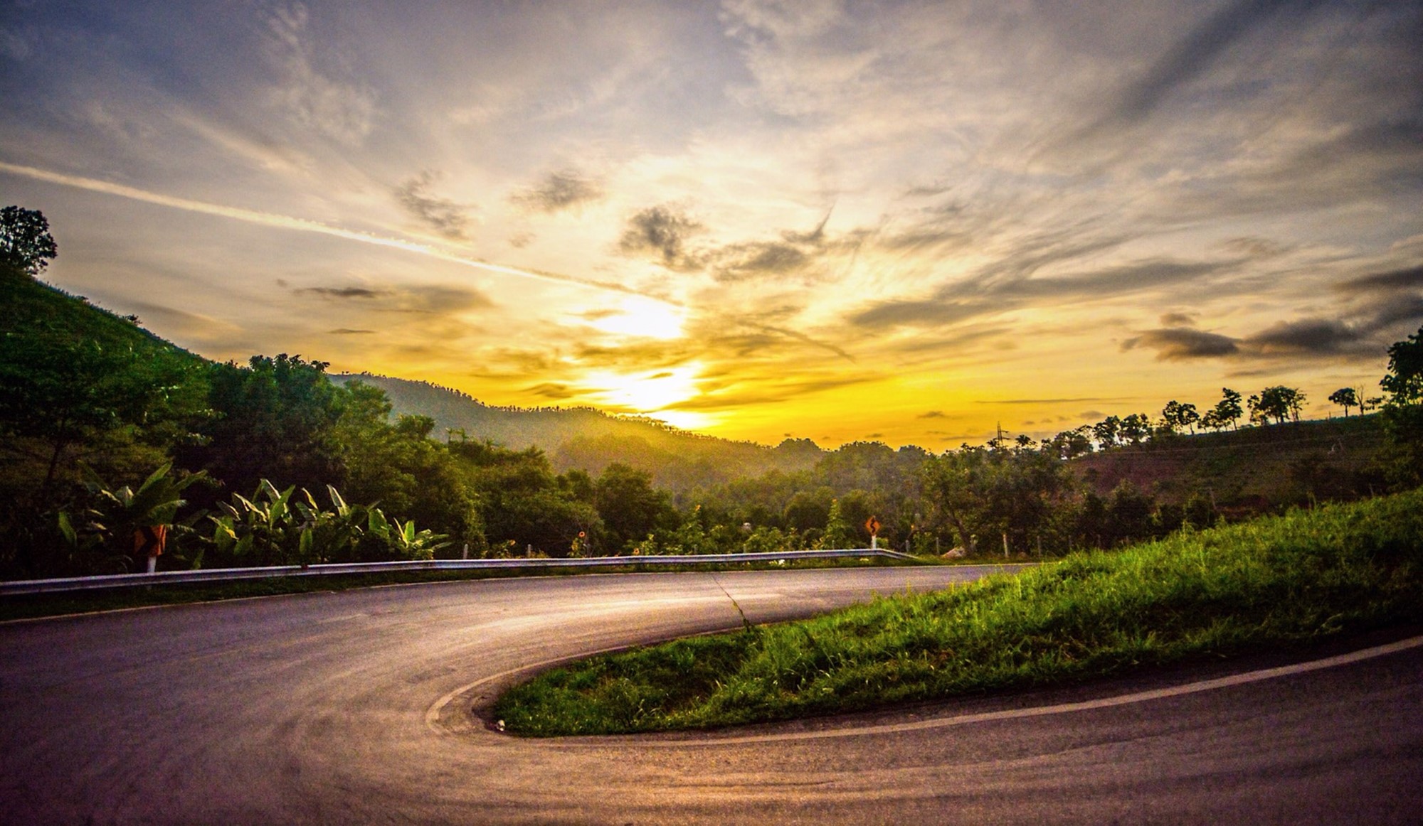 Curving road to Pai